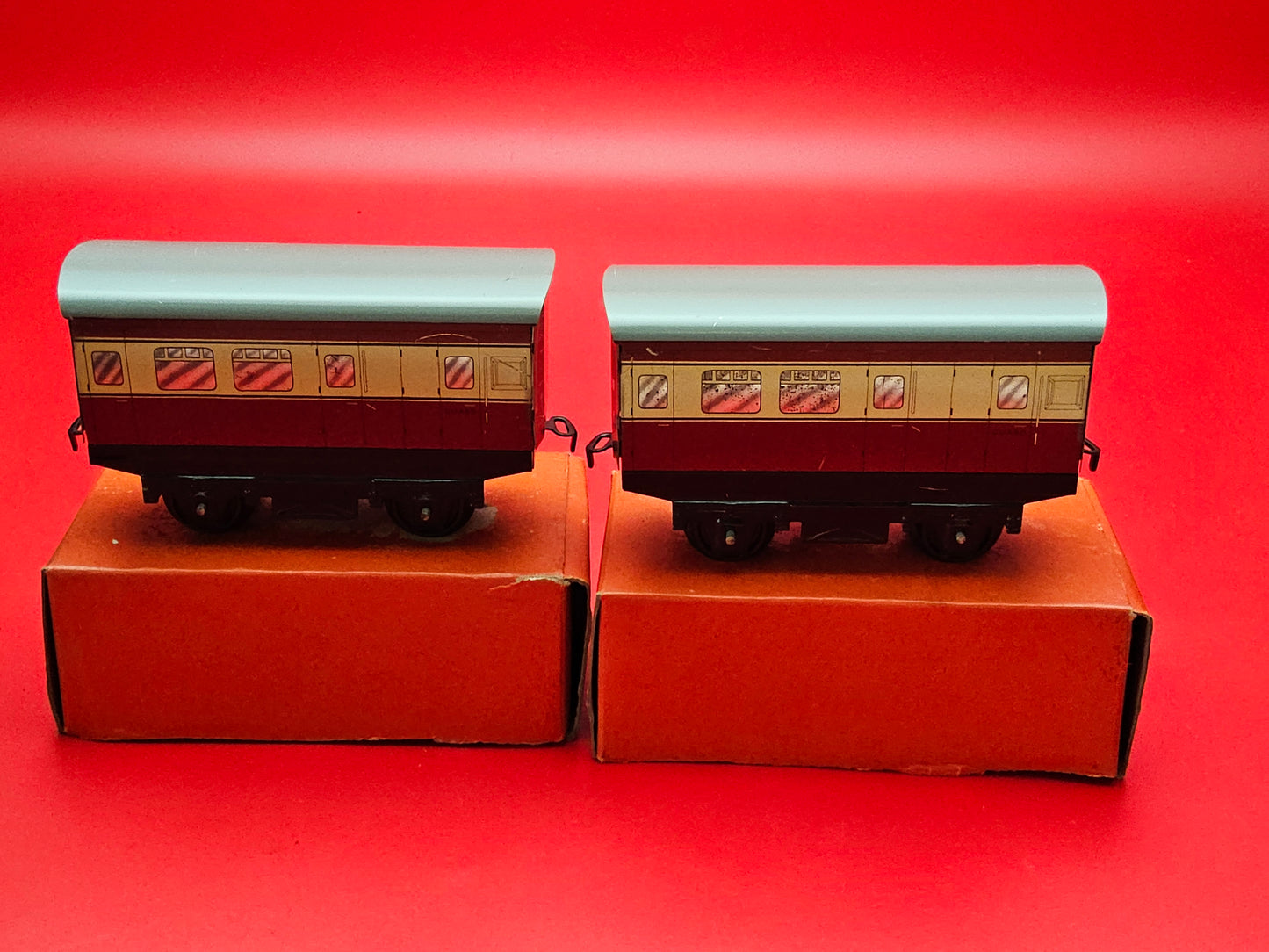 Pair of vintage Hornby coach #31 with lower boxes