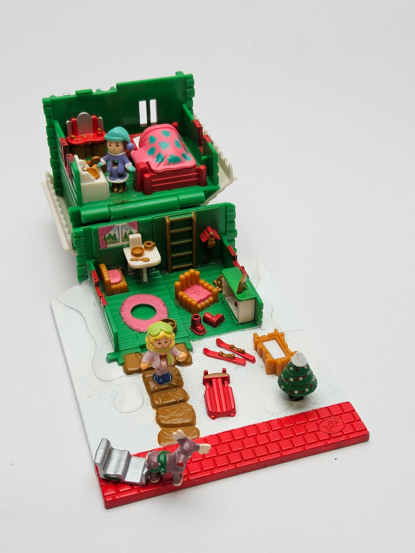 Polly pocket christmas ski lodge 100% complete