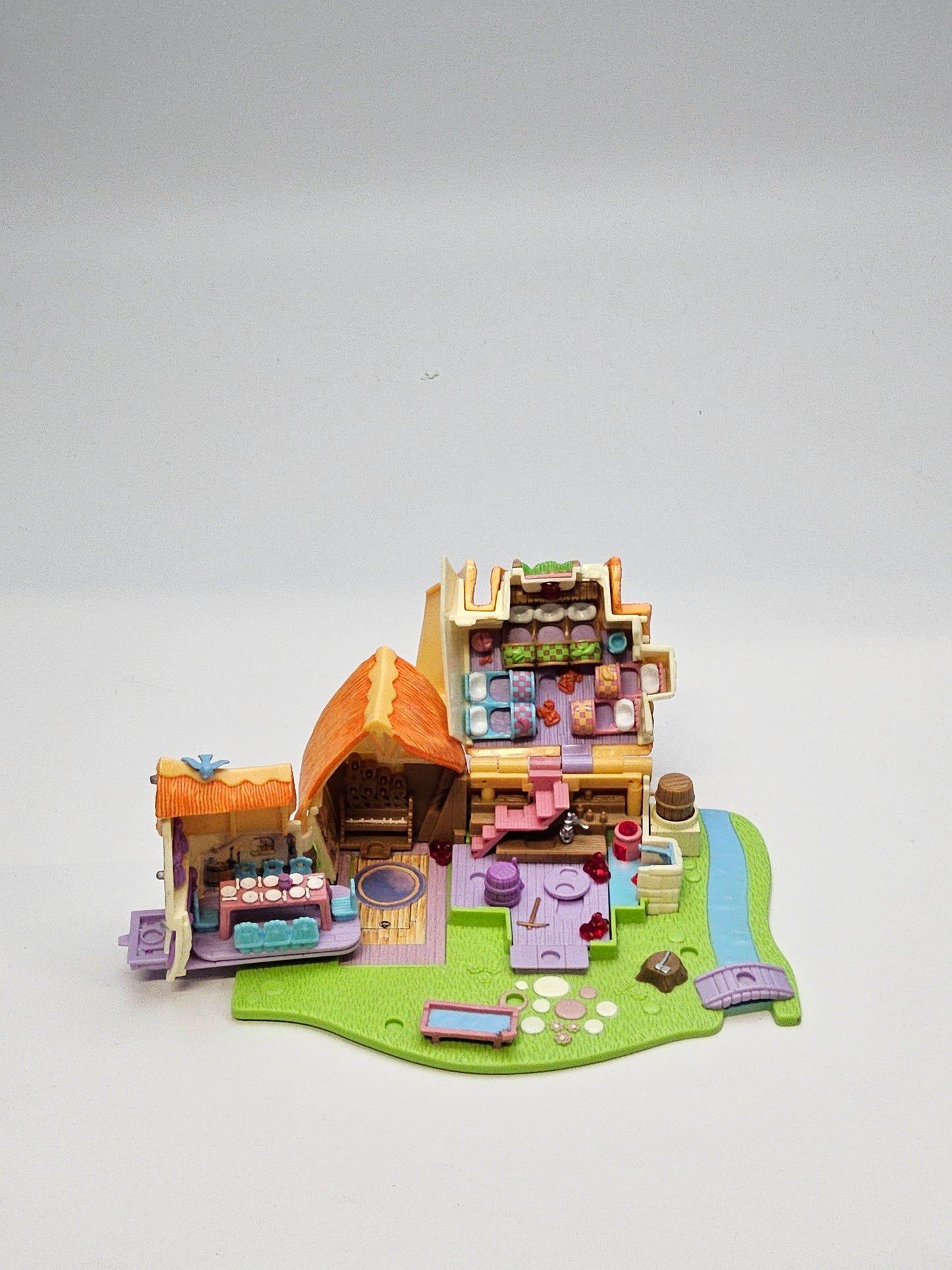 Polly pocket snow white cottage 100% complete (lights working)