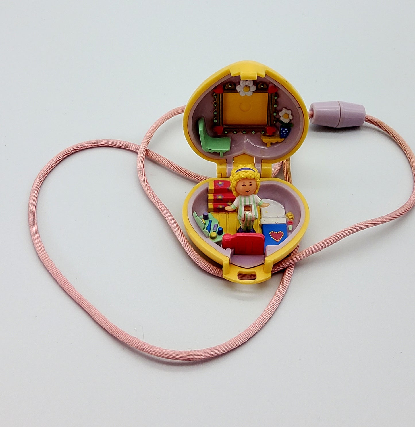 Polly pocket bedroom locket 100% complete