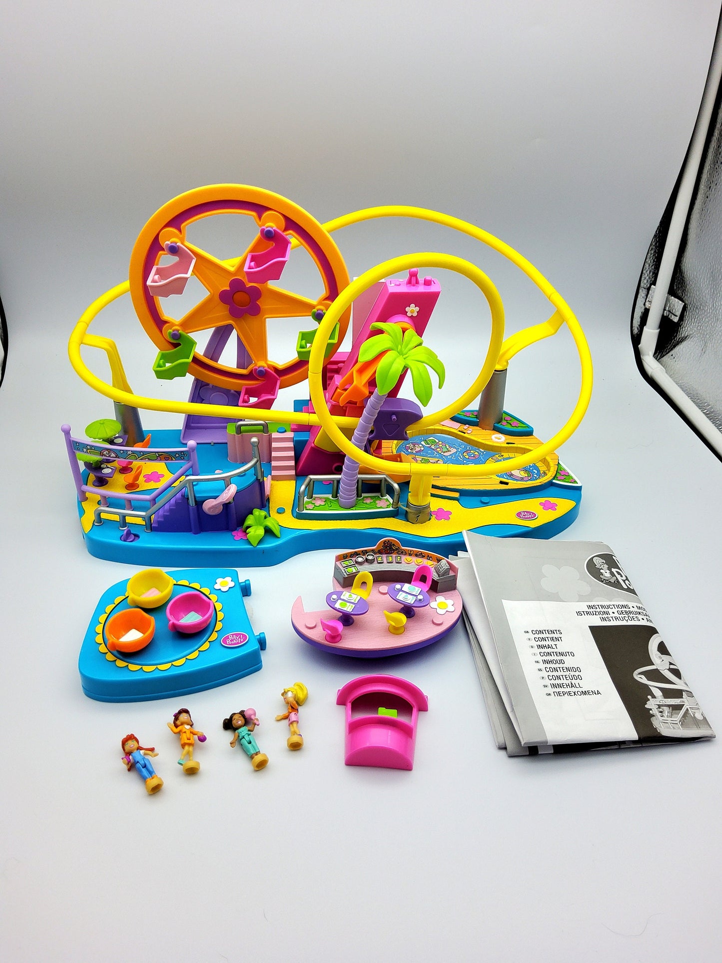 Polly pocket polly world amusement park 100% complete with original packaging