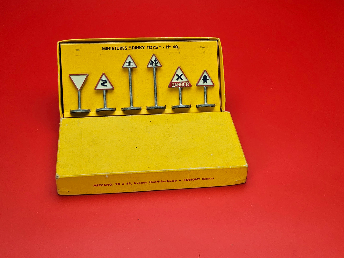 Dinky #40 road sign pack in box