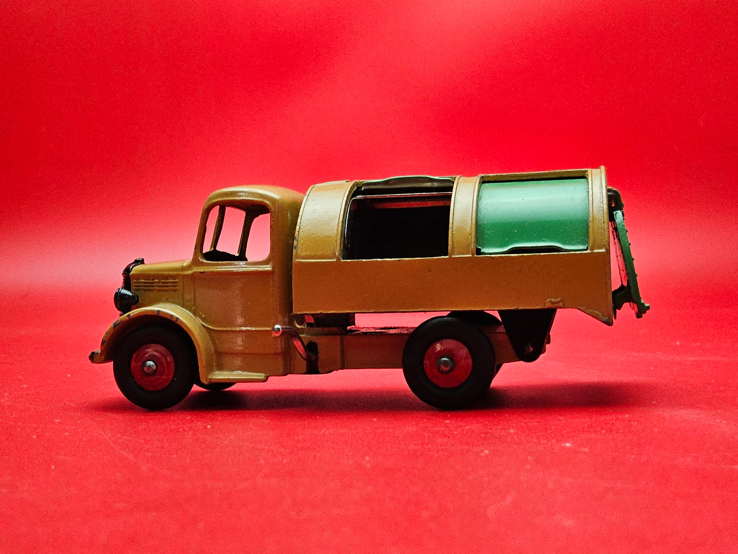 Dinky #252 bedford refuse wagon with original box