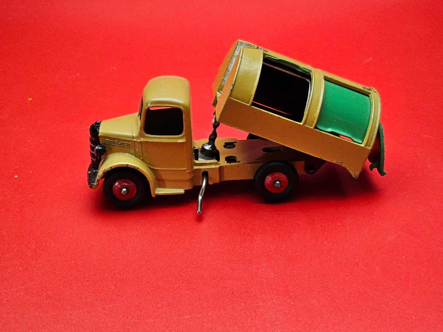 Dinky #252 bedford refuse wagon with original box