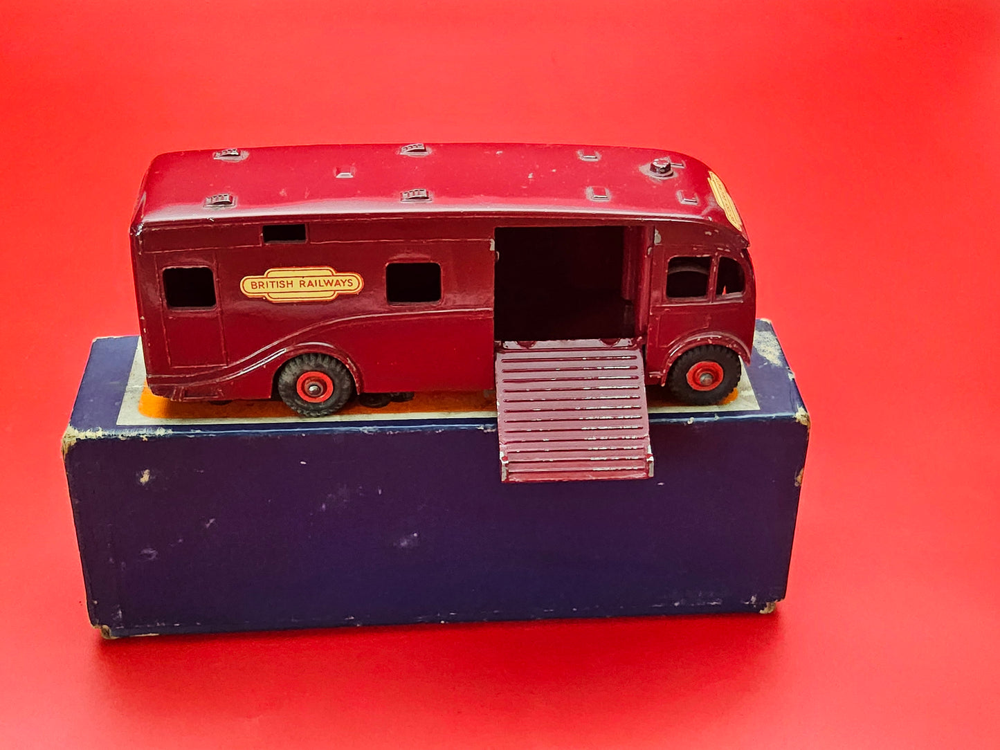 Dinky #581 horse box with original box