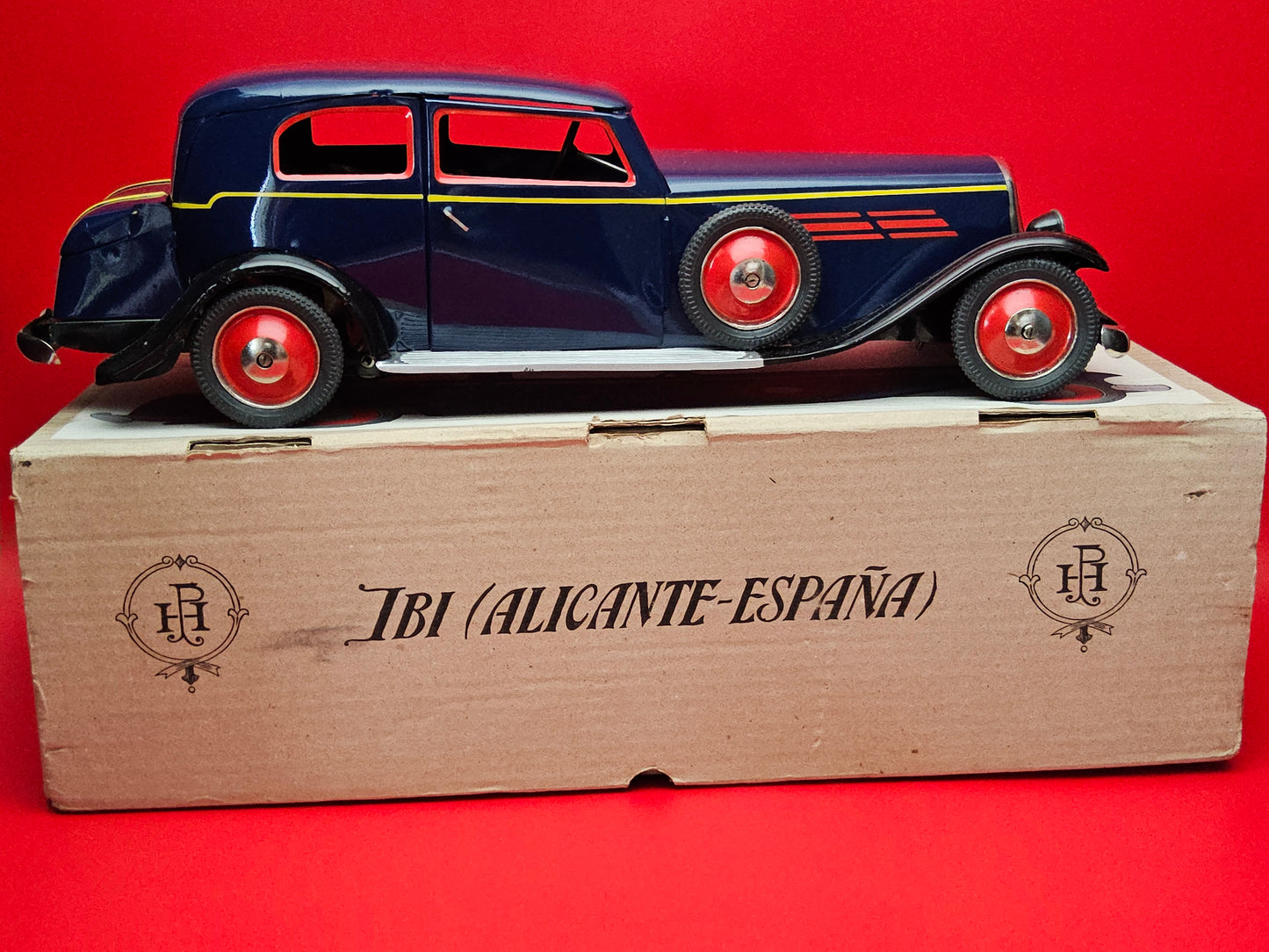 Tin plate Paya wind up car with original box