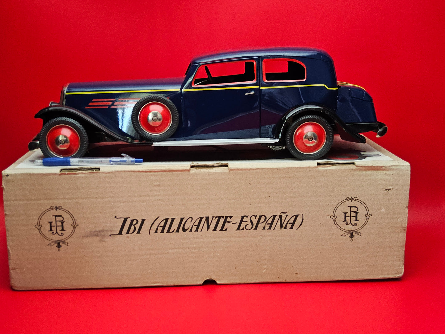 Tin plate Paya wind up car with original box