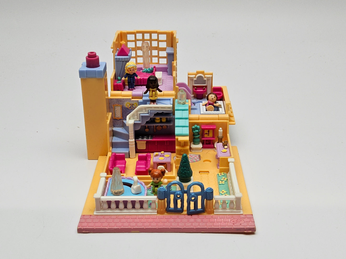 Polly pocket pollyville light up hotel 100% complete (lights working)