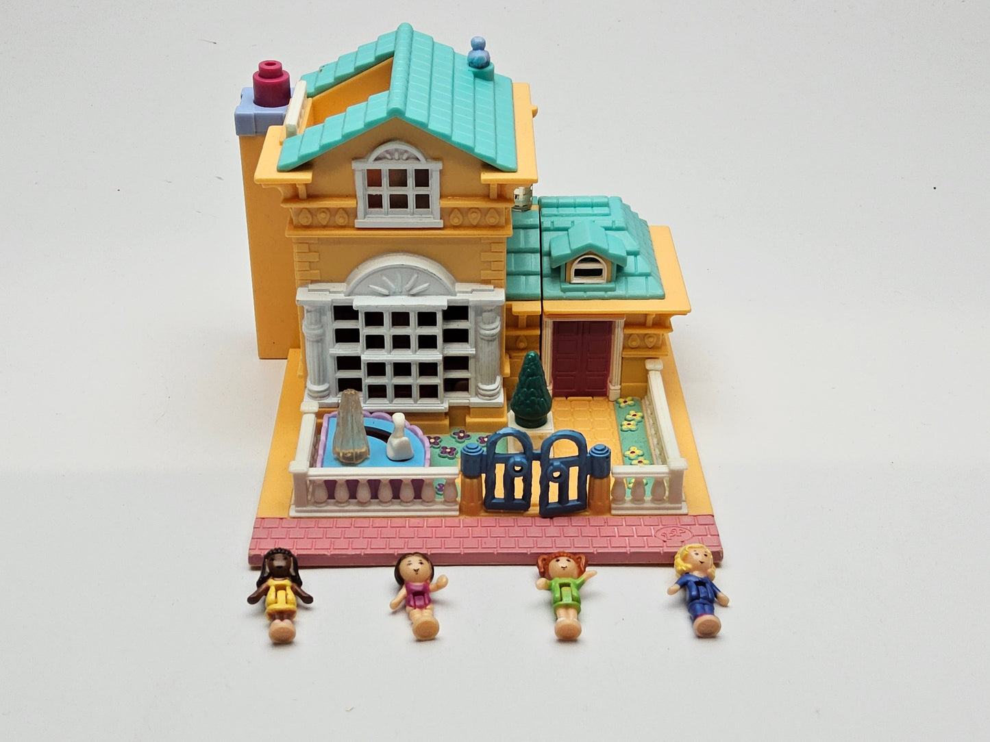 Polly pocket pollyville light up hotel 100% complete (lights working)