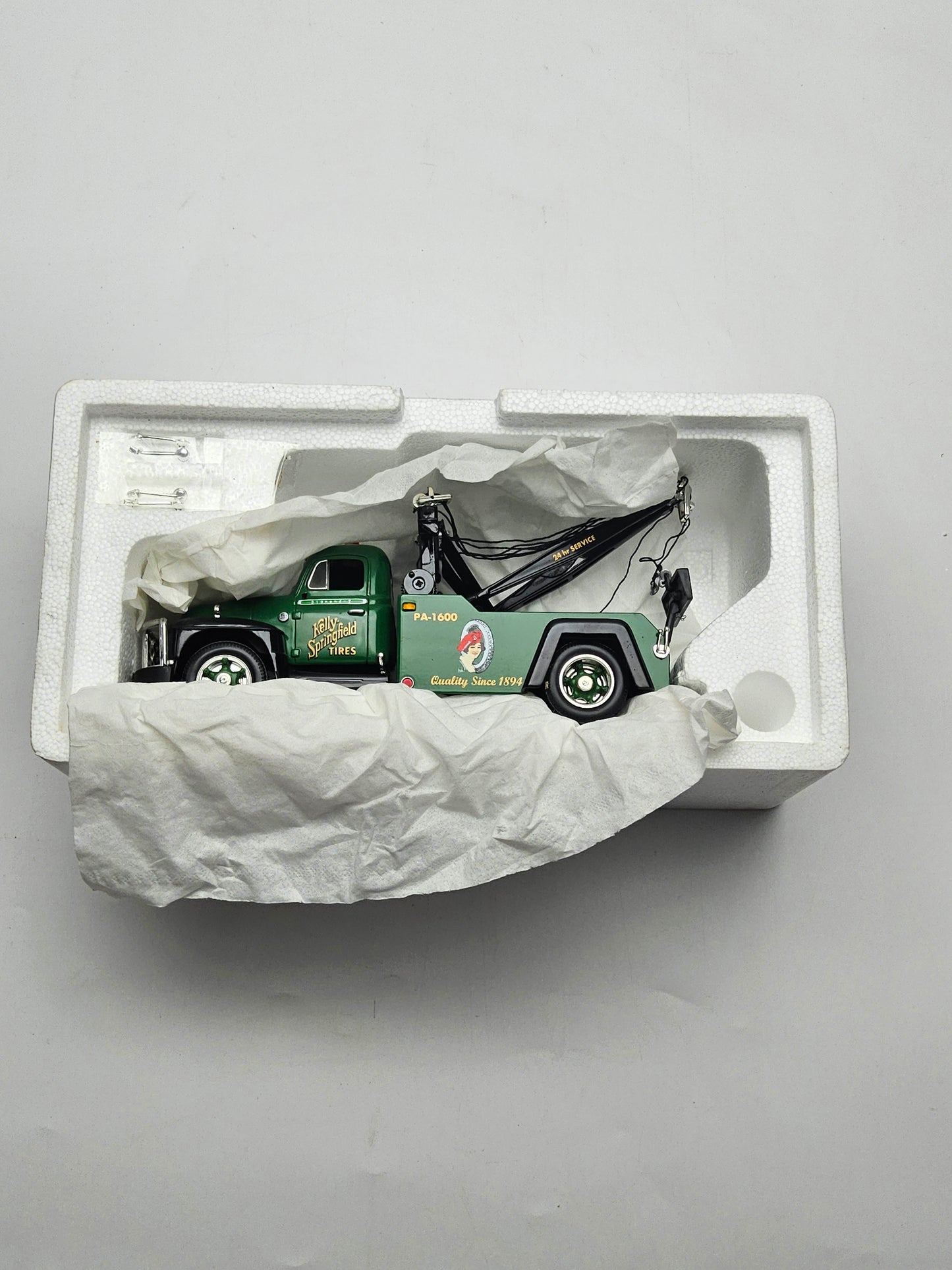 Danbury mint diamond t tow truck