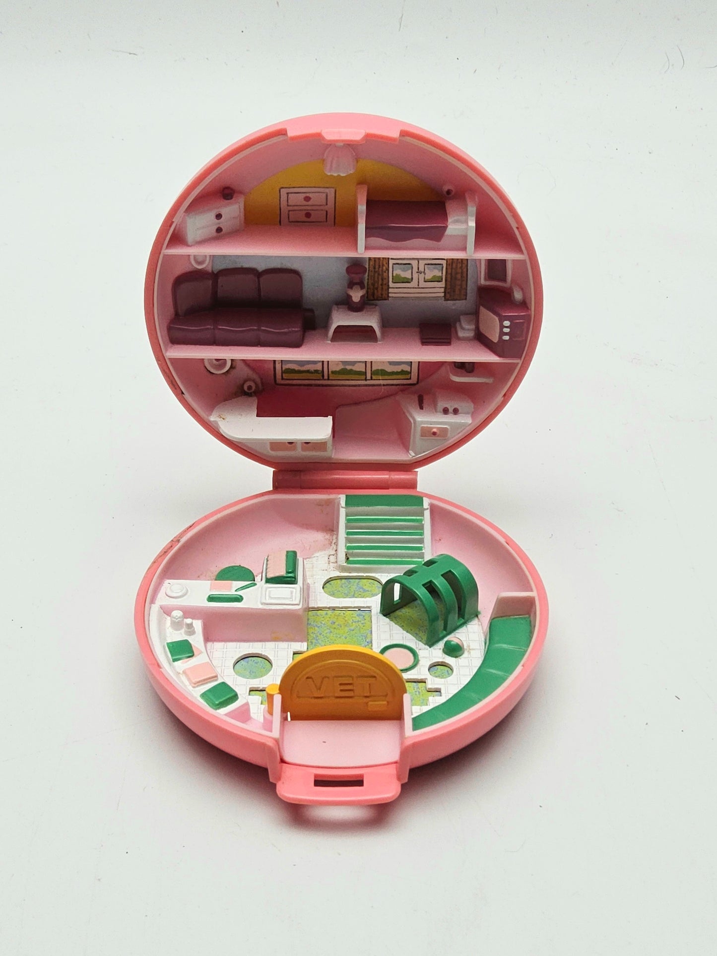 Polly pocket Buttons animal hospital (100% complete)