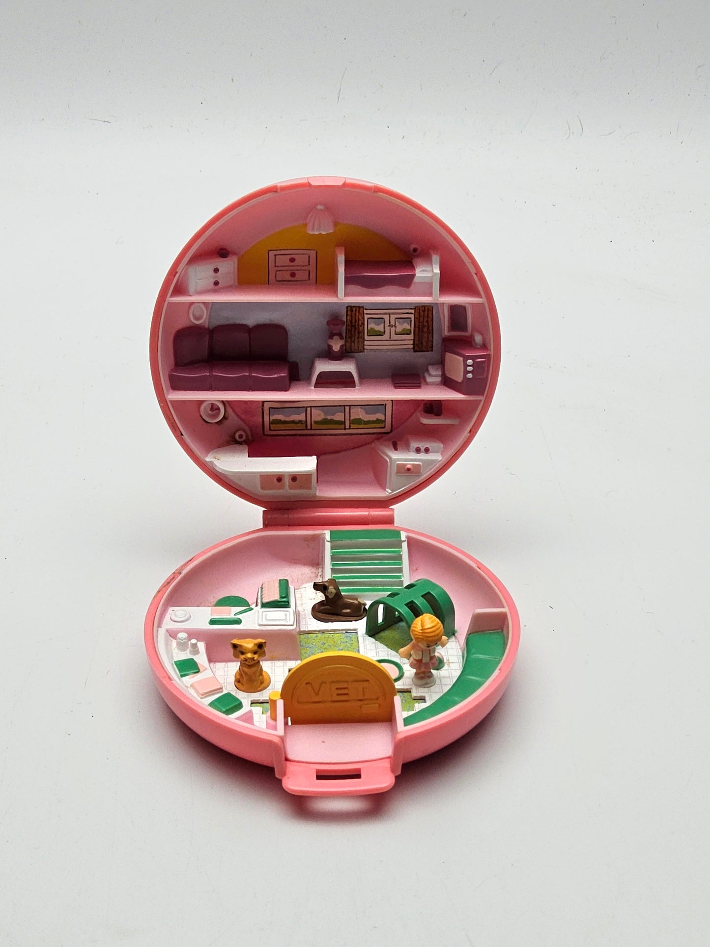 Polly pocket Buttons animal hospital (100% complete)