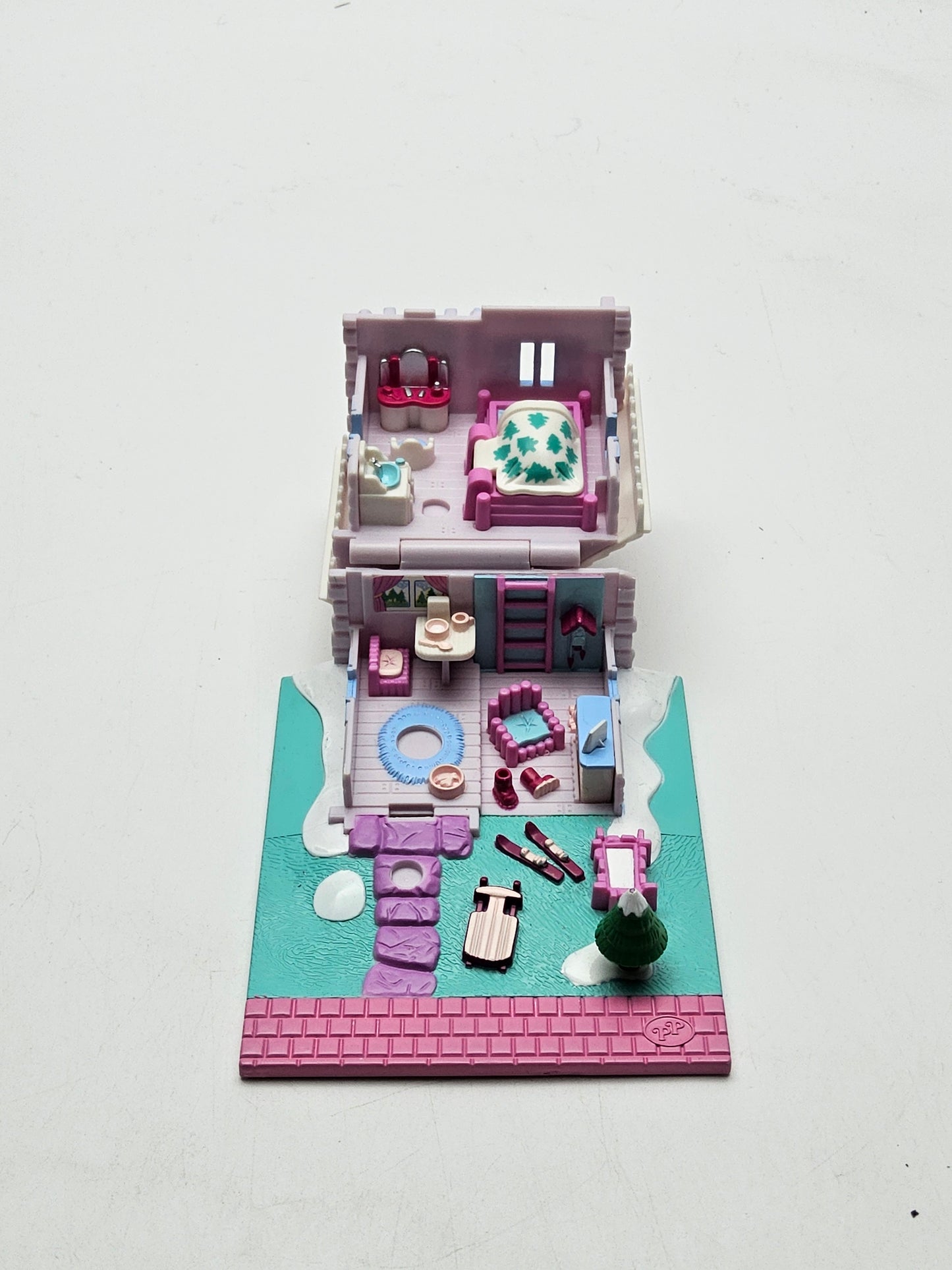 Polly pocket pollyville ski lodge 100% complete