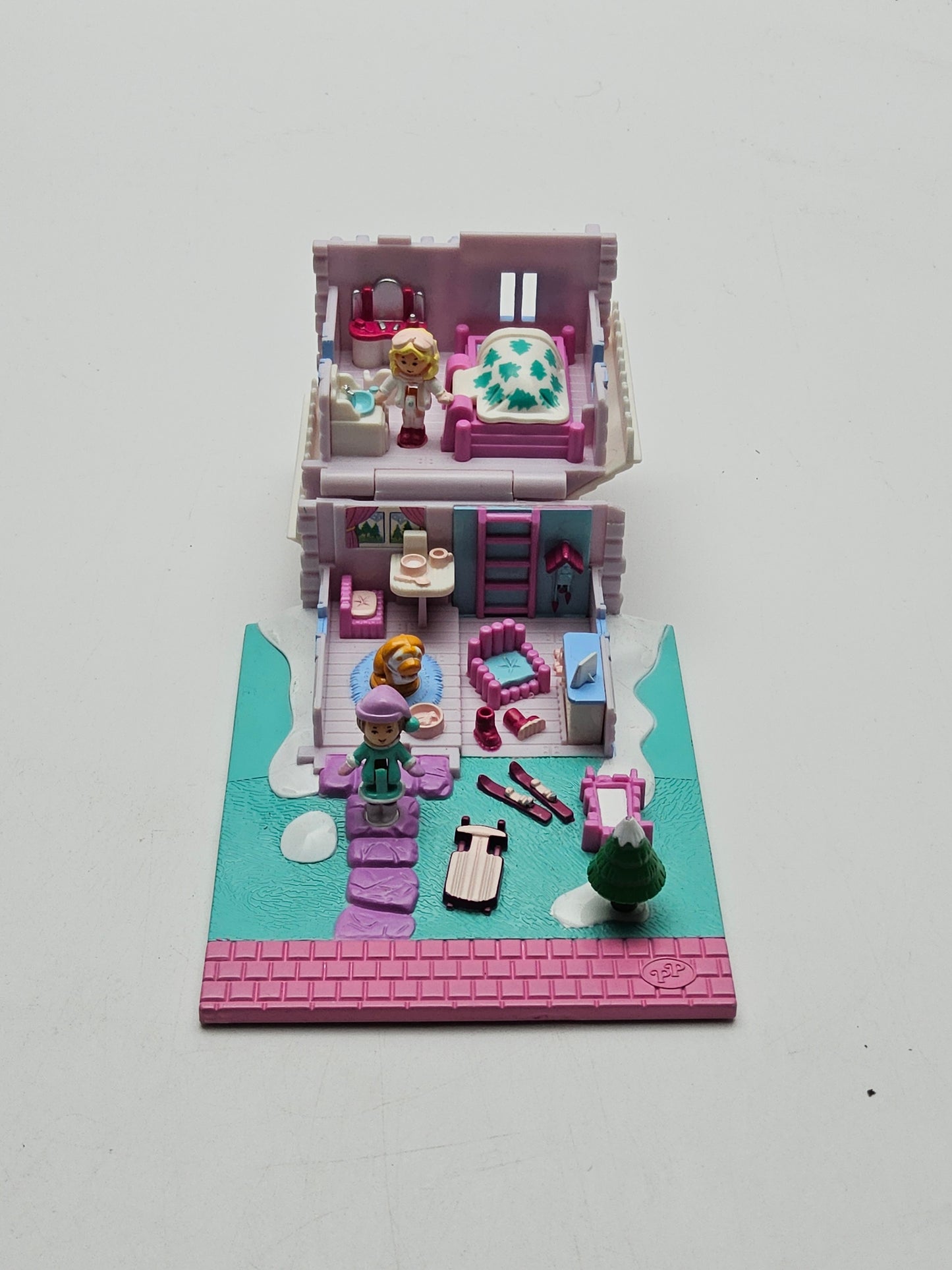 Polly pocket pollyville ski lodge 100% complete