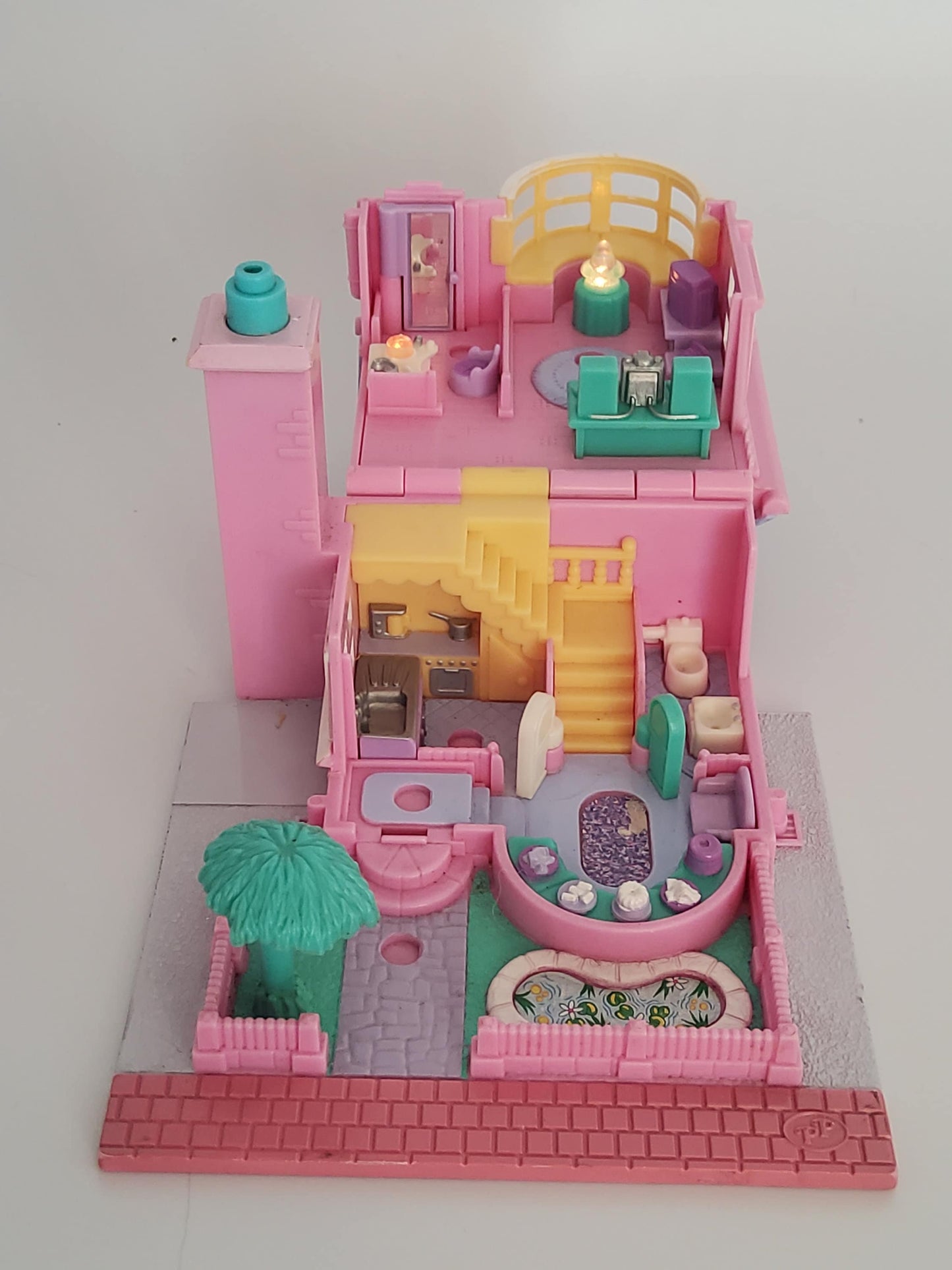 Polly pocket bay window house 100% complete