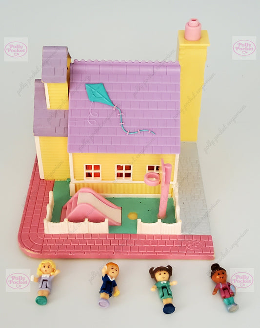 Polly pocket pollyville school house 100% complete (lights working)